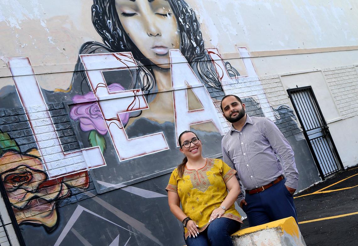 La publicista JennyLee Molina y el conceja de Hialeah, Paul “Pablito” Hernández, fundadores del Leah Arts District, que ha atraído más inversión y lugares de entretenimiento al East de Hialeah.