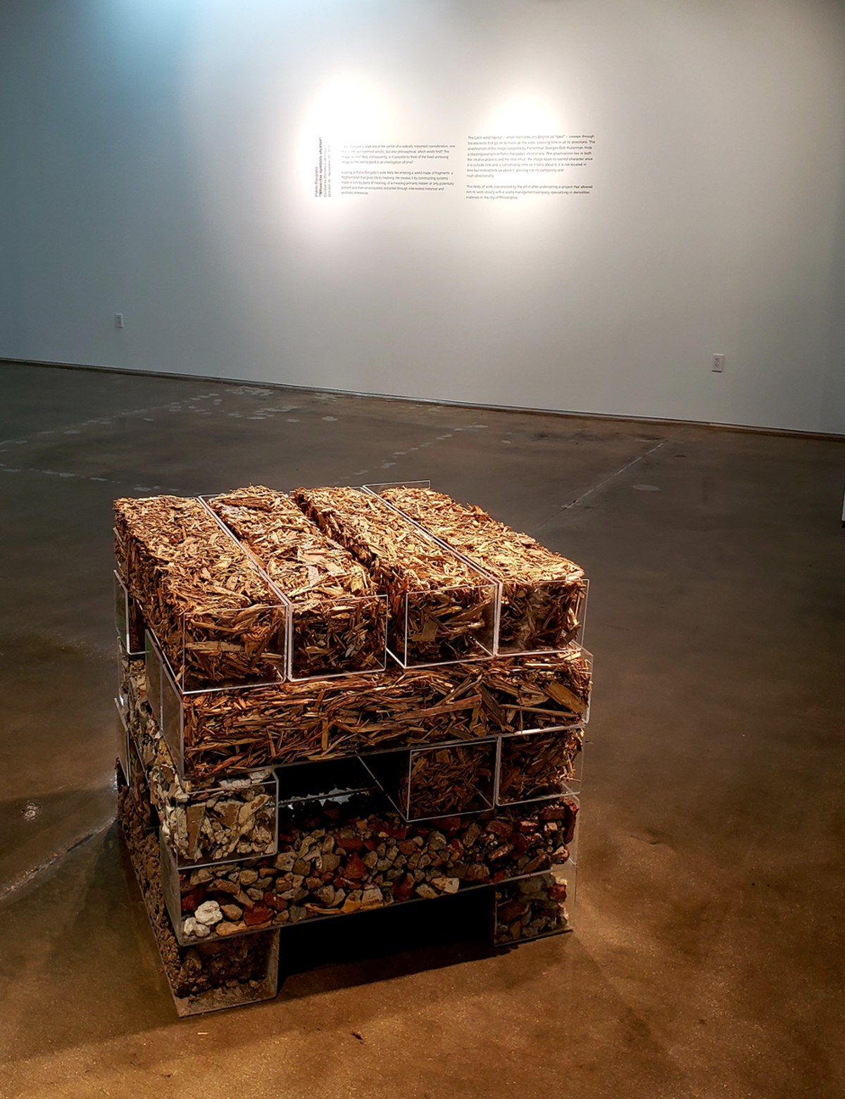 ‘Casa mínima’, 2019, de Pablo Rasgado. Acrílico, piedras y madera, 32.6 x 32.6 x 33.8 pulgadas.