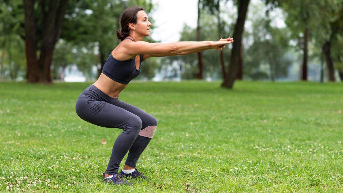 Cuidar la postura al sentarse o al levantar objetos; mantenerse en un peso adecuado y realizar ejercicios para fortalecer la musculatura de la espalda y el abdomen.