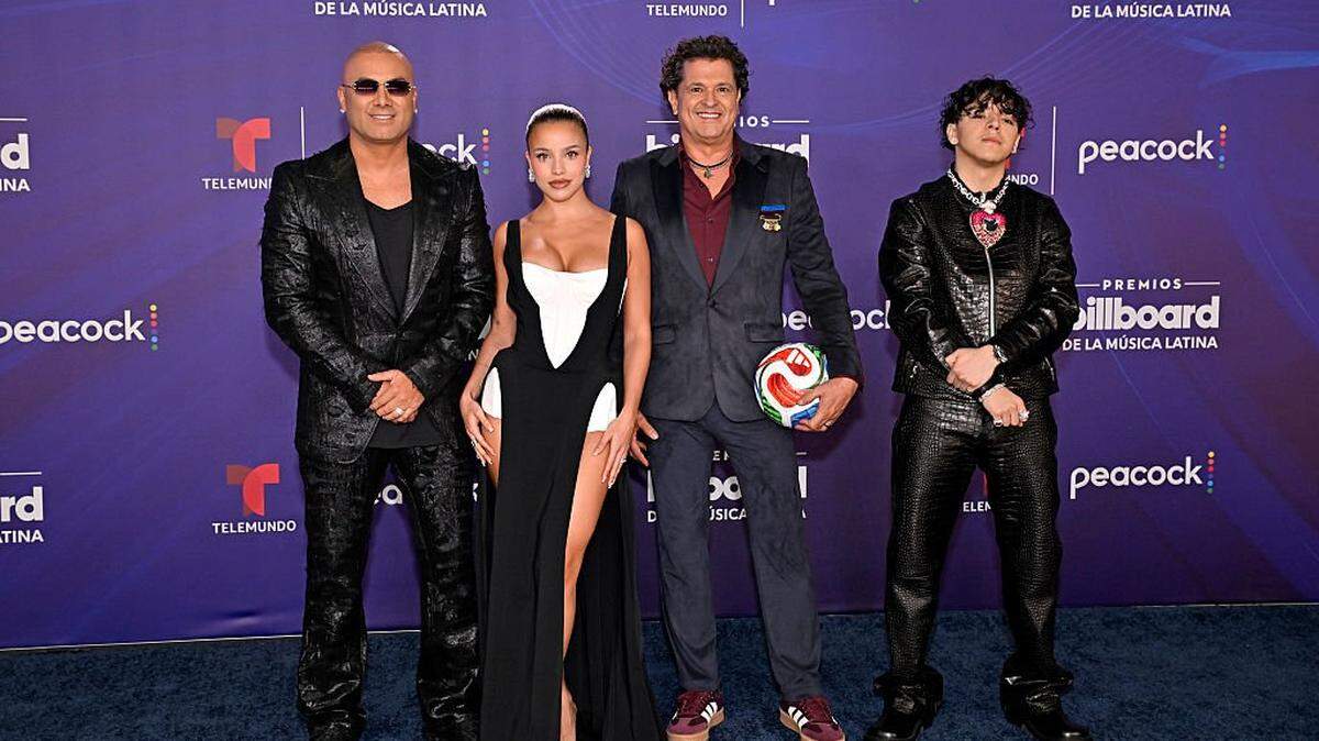 De izq. a der. Wisin, Emilia Mernes, Carlos Vives y Xavi posan en la alfombra azul de los premios Latin Billboard celebrado el 23 de octubre de 2025 en el James L. Knight Center en Miami, Florida. 