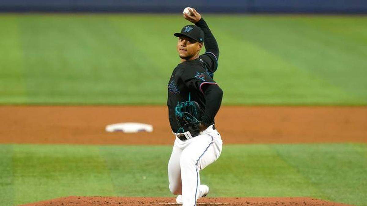 Elieser Hernández permito cuatro jonrones y ocho carreras en la derrota ante los Gigantes.
