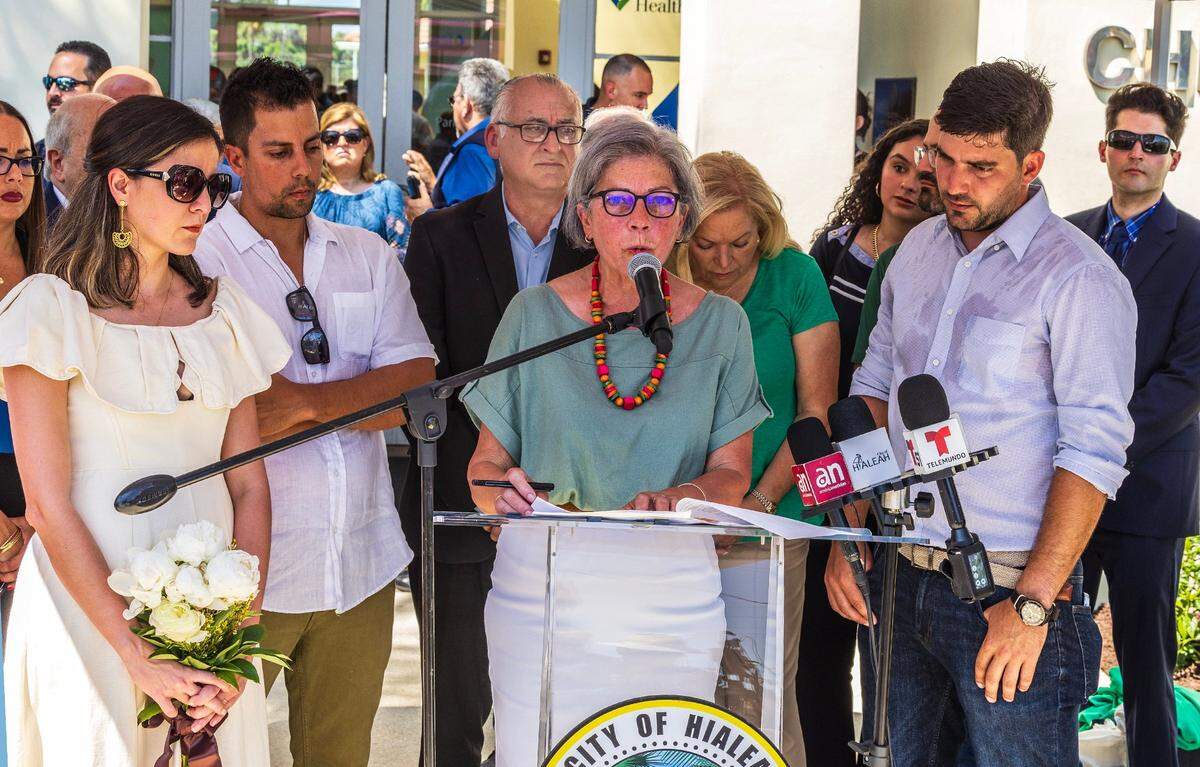 El alcalde Esteban Bovo, Jr. (centro) se unió a la familia de Oswaldo Payá, de izquierda, Rosa María, Reynaldo, Ofelia y Oswaldo José Payá, durante un homenaje en su honor, en 22 aniversario de la presentación del Poryecto Varela y el 12 aniversario de su asesinato provocado por el gobierno cubano. Fueron inaugurados un busto de bronce elaborado por la artista Natalie Plasencia y un mural pintado por el artista Sergio Lastre, en honor al disidente cubano, en Walker Park, en Hialeah, el viernes 10 de mayo de 2024.
