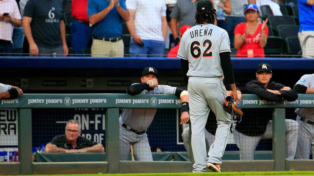 EL LANZADOR  José Ureña es expulsado tras golpear a Ronald Acuña en la primera entrada del choque del miércoles.
