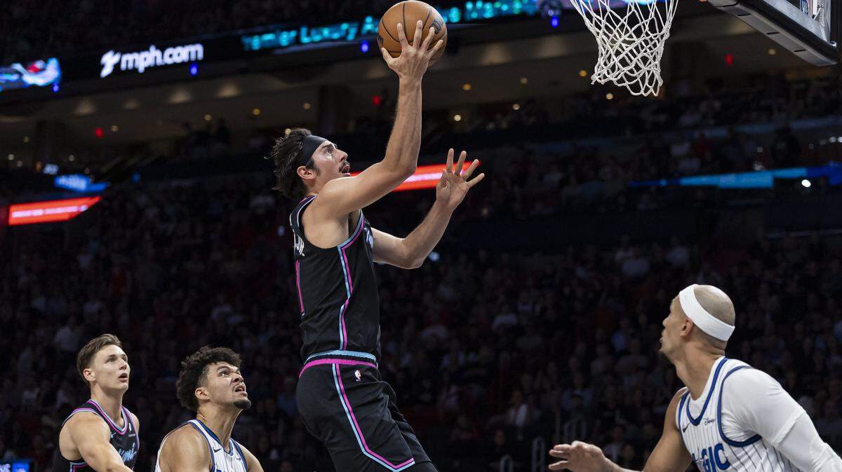 El jugador del Heat, Jaime Jáquez Jr., intenta anotar ante la marca de Jalen Suggs (4), del Magic de Orlando, en el partido de la NBA celebrado el sábado 14 de marzo de 2026, en Miami, Florida.