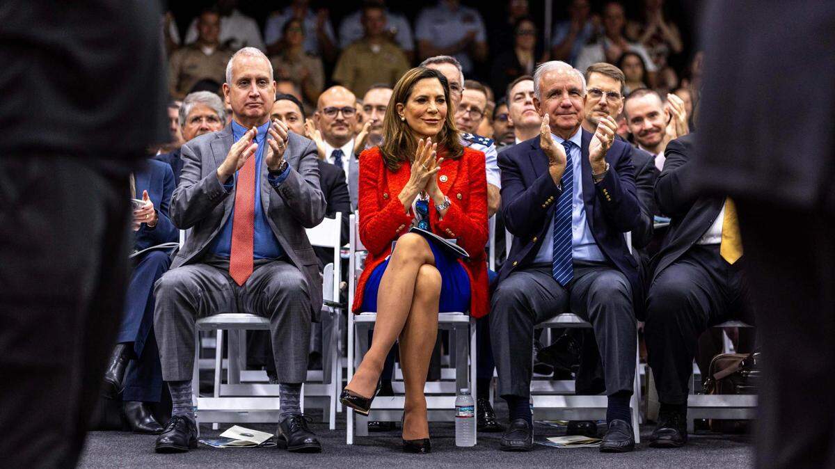 De izquierda a derecha, los representantes de la Florida en el Congreso de los Estados Unidos, Mario Díaz-Balart, María Elvira Salazar y Carlos A. Giménez, reaccionan mientras el secretario de Defensa de los Estados Unidos, Lloyd J. Austin III, preside la ceremonia de cambio de mando, el jueves 7 de noviembre de 2024, en Doral, Florida.