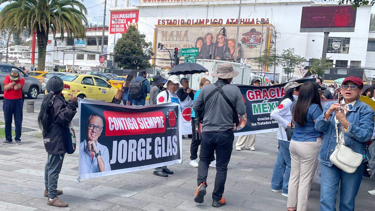 Simpatizantes del exvicepresidente de Ecuador, Jorge Glas, protestan frente a la embajada mexicana en Quito, el domingo 6 de abril de 2024.