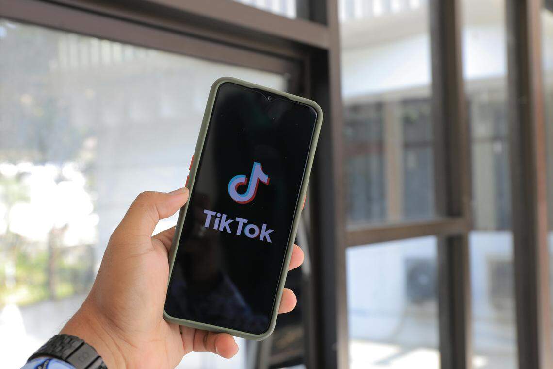 Tiktok es la plataforma principal en la que se anuncian las aplicaciones de microdramas. 