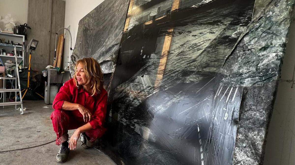 Emilia Martín Fierro en su estudio en Tenerife, Islas Canarias.
