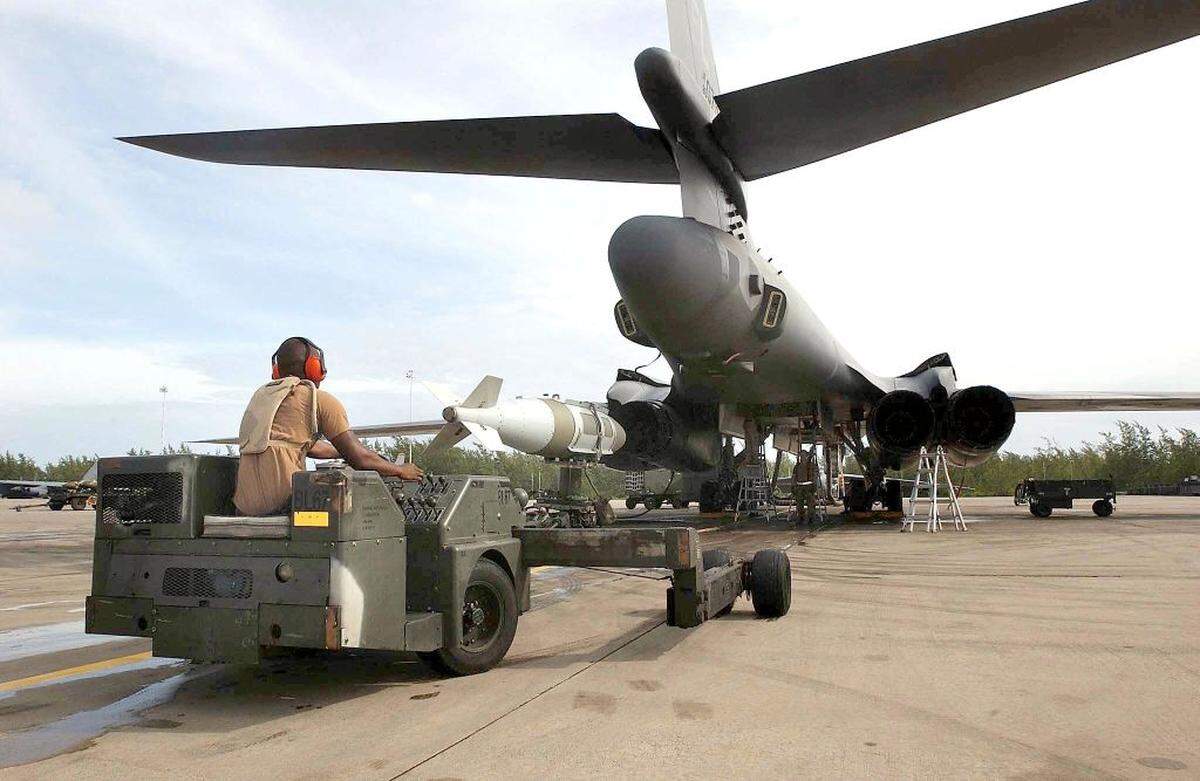 Foto de archivo del 22 de octubre de 2001 que muestra a un soldado de EEUU transportando una bomba a un bombardero B1 en la base militar británica Diego García, en el archipiélago de Chagos, al sur de India, en el océano Índico.