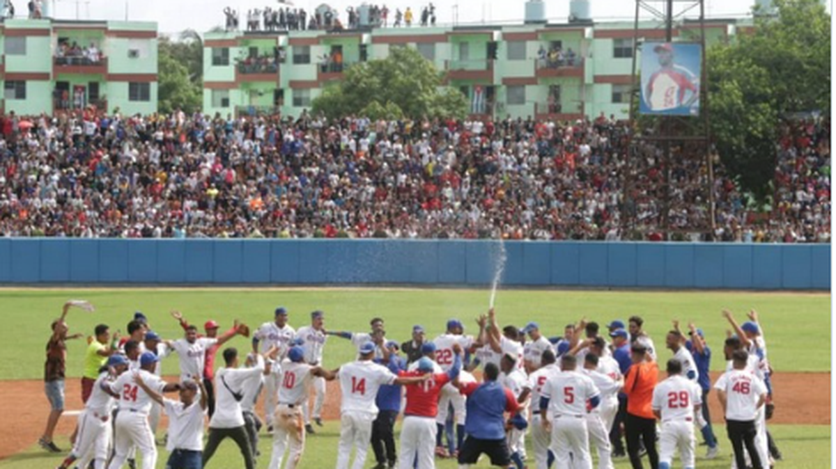 Los Alazanes de Granma derrotaron este miércoles a los Cocodrilos de Matanzas por 4-0 y consiguieron, en el séptimo juego de la Serie Nacional, el bicampeonato en el béisbol cubano.