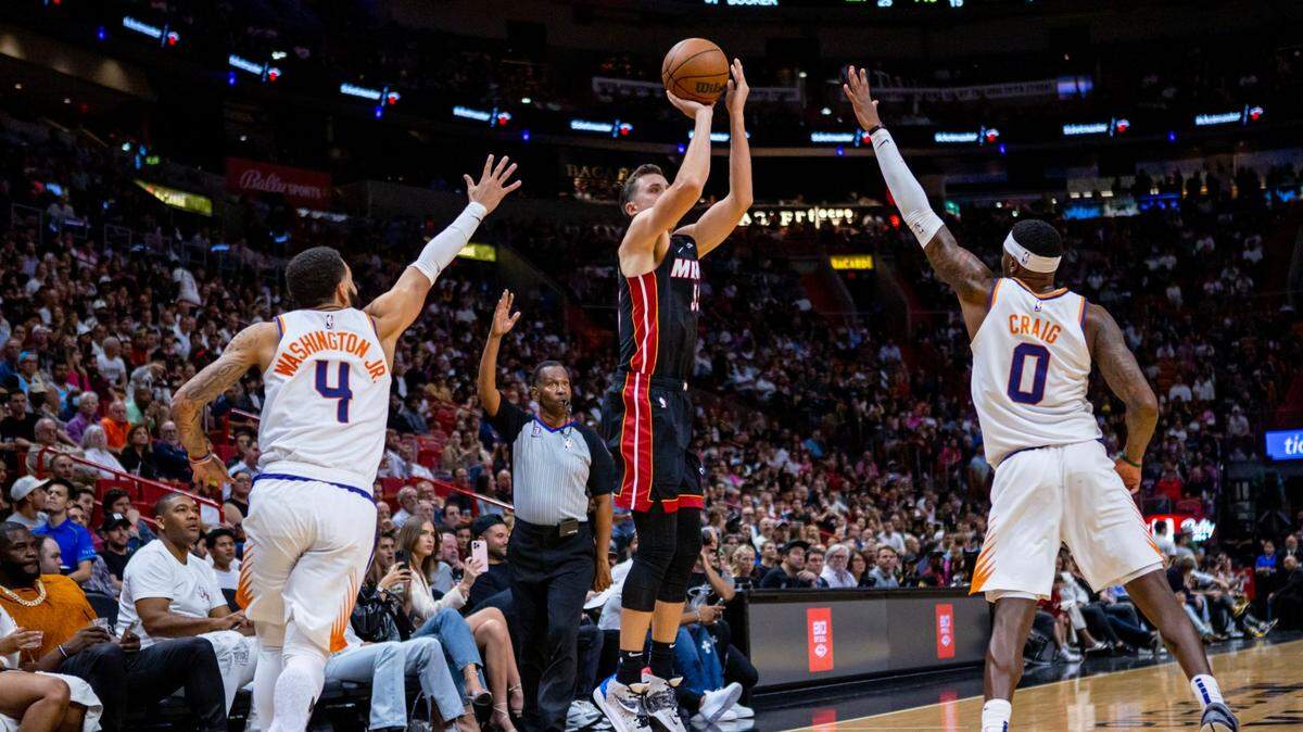 Foto de archivo. Duncan Robinson tiene 807 tiros de tres puntos en su carrera con el Heat y dejó atrás la marca anterior de 806 establecida por Tim Hardaway.