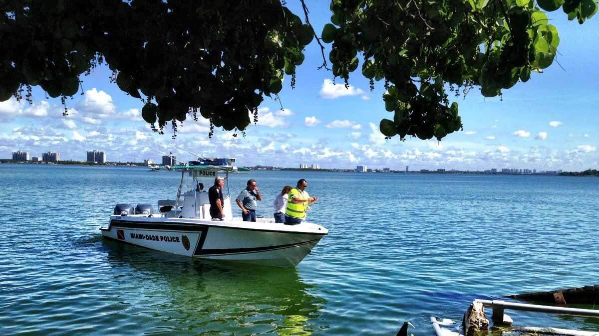 Oficiales de la policia de Miami-Dade en la escena adonde la terraza de restaurante Shuckers en North Bay Village cayó a la bahía Biscayne el jueves, 13 de junio del 2013.
