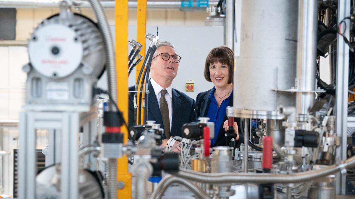 El primer ministro británico Keir Starmer y la ministra de finanzas Rachel Reeves visitan la empresa PsiQuantum, la compañía computación cuántica más grande del mundo, el domingo 22 de septiembre de 2024 en Liverpool, Reino Unido.