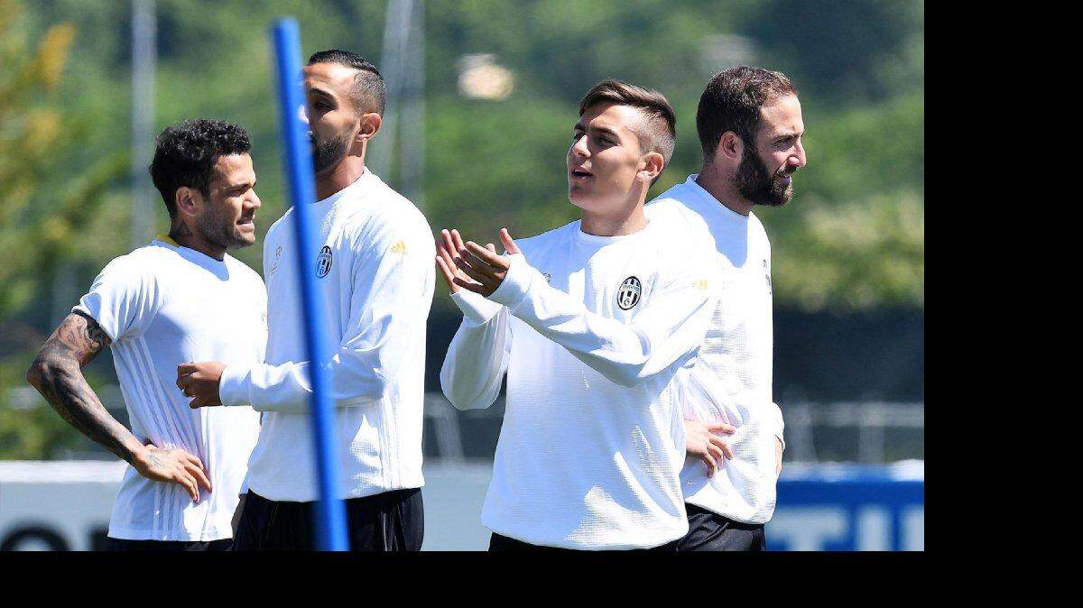 Los jugadores de Juventus  Dani Alves, Medhi Benatia, Paulo Dybala y Gonzalo Higuaín durante un entrenamiento el 2 de mayo del 2017, previo al partido contra el Mónaco, en las semifinales de la Liga de Campeones.