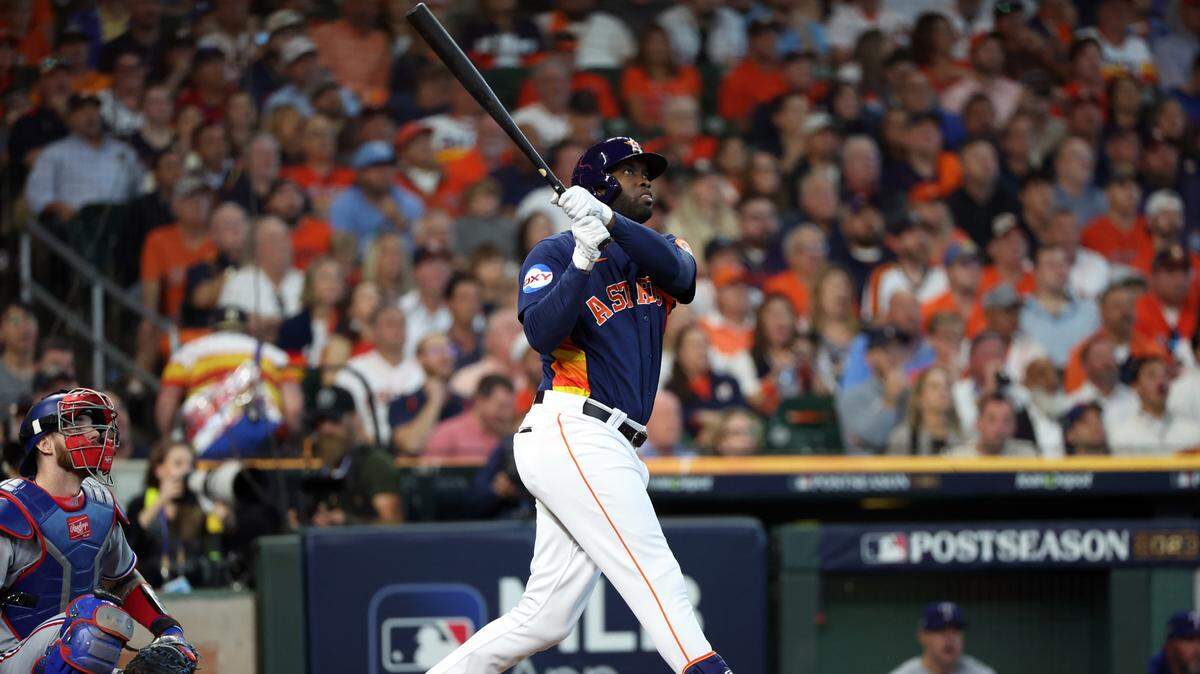 El bateador designado de los Astros Yordan Álvarez batea un jonrón en el segundo inning ante los Rangers de Texas, el segundo juego de la Serie de Campeonato de la Liga Americana, celebrado el 16 de octubre de 2023 en Houston.