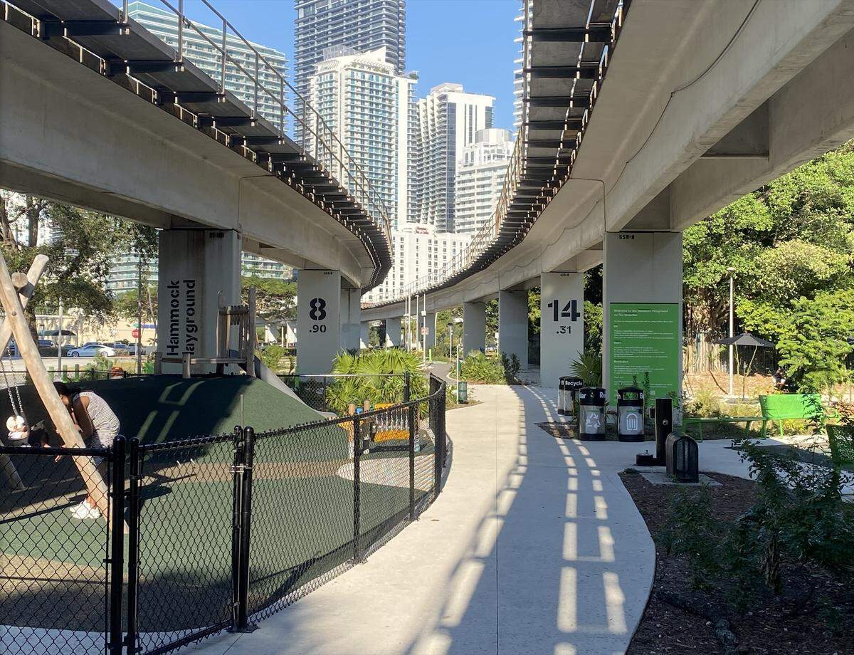 Proyecto “The Underline”. Playground. Downtown, Miami. Este proyecto se extiende, discurre por debajo del&nbsp;metrorail, desde las márgenes del río&nbsp;Miami en&nbsp;Brickell, hacia el sur bordeando la US.