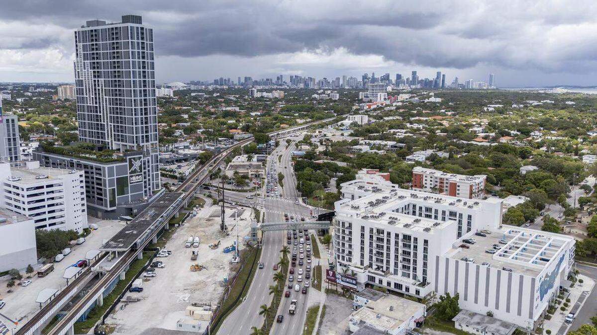 Vista aérea de la estación de Metrorail de Douglas Road el jueves 7 de agosto de 2025 en Miami. Las autoridades de la Ciudad de Miami aprobaron recientemente el programa de Desarrollo Vecinal de Estaciones de Tránsito, que permitirá un mayor desarrollo urbanístico y viviendas asequibles a menos de una milla de cada estación.