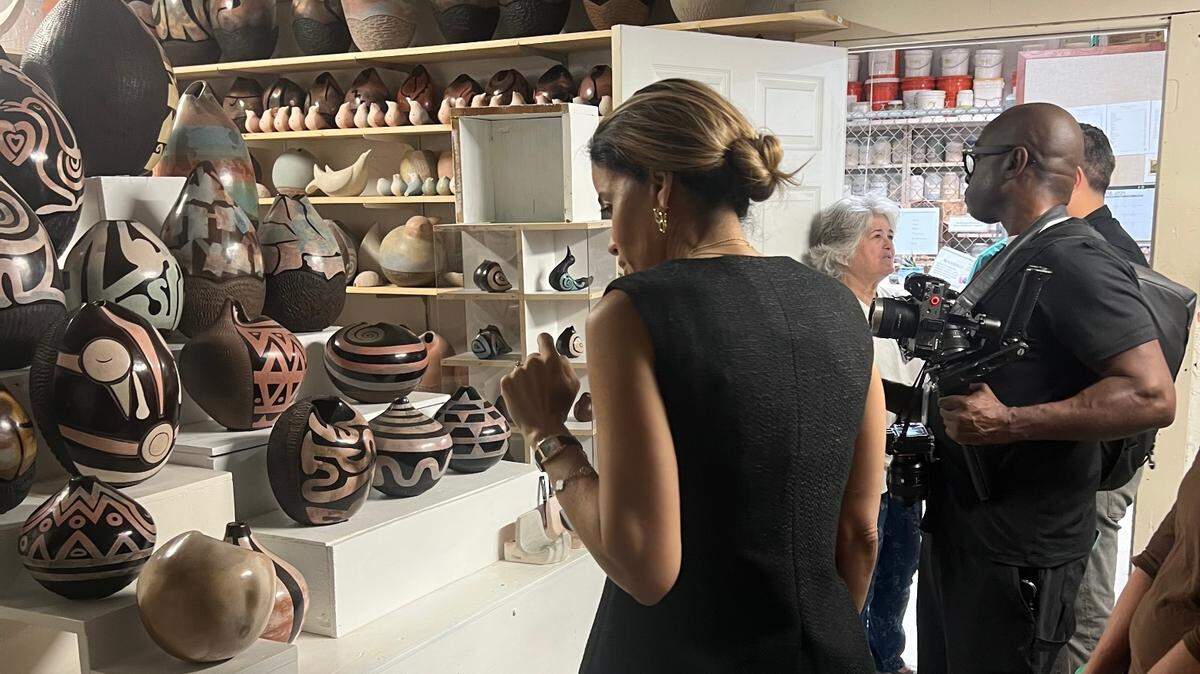 La Ceramic League of Miami celebra su 75.º aniversario con una exposición histórica en la Fundación Pablo Atchugarry, en la que se muestran obras de más de treinta artistas locales. Comisariada por el renombrado ceramista Richard Notkin, la muestra destaca la vitalidad y la variedad del arte cerámico actual en el sur de Florida.