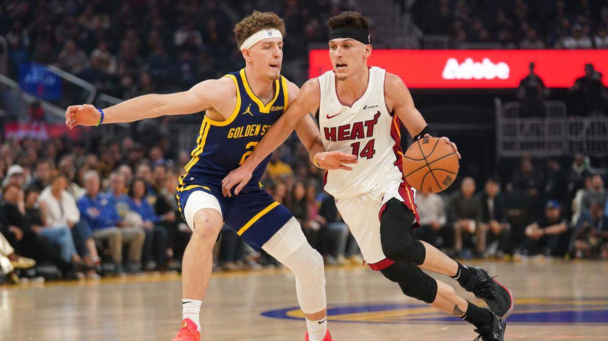 El jugador del Heat de Miami Tyler Herro (der.) conduce el balón ante la marca de Brandin Podziemski, de los Warriors de Golden State, en el partido celebrado el 28 de diciembre de 2023 en San Francisco.