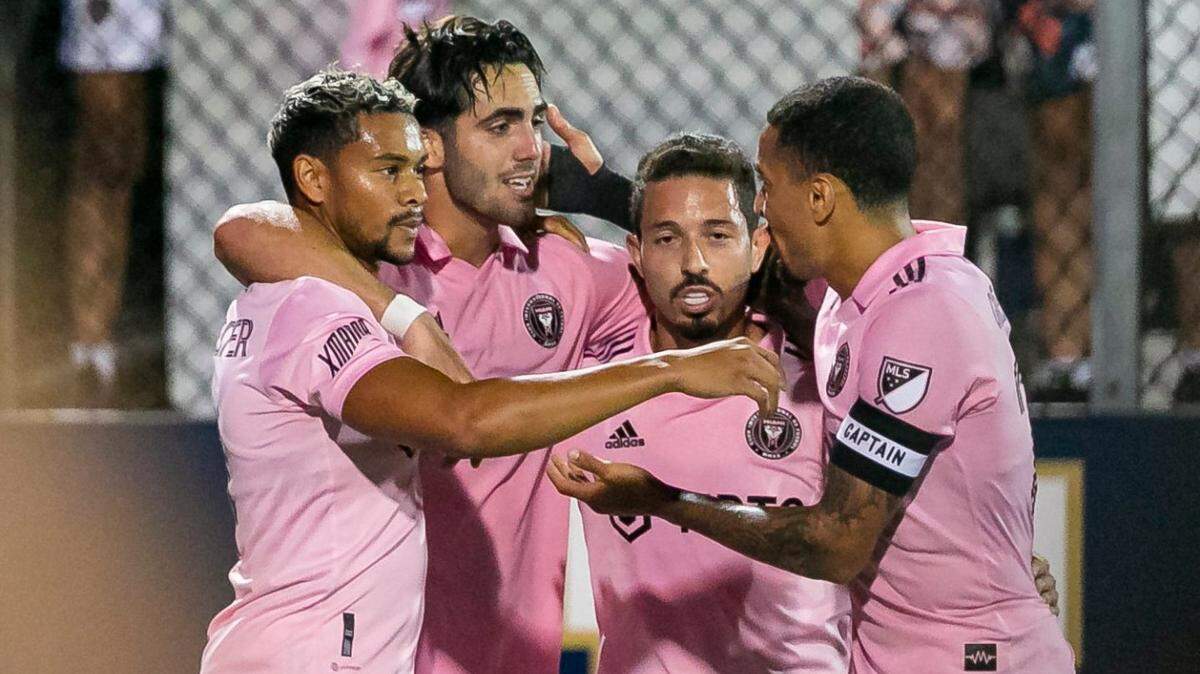 Leonardo Campana (centro) celebra con sus compañeros de equipo Ariel Lassiter (izq.), Jean Mota y Gregore Silva (26) tras anotar el gol del triunfo del Inter Miami 1-0 ante el Miami FC, el 19 de abril de 2022 en el FIU Stadium en Miami, Florida.