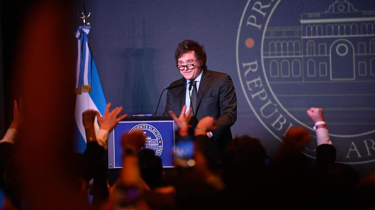 El presidente electo de Argentina Javier Milei habla tras ganar en la segunda vuelta de las elecciones presidenciales en ese país, el 19 de noviembre de 2023 en Buenos Aires.