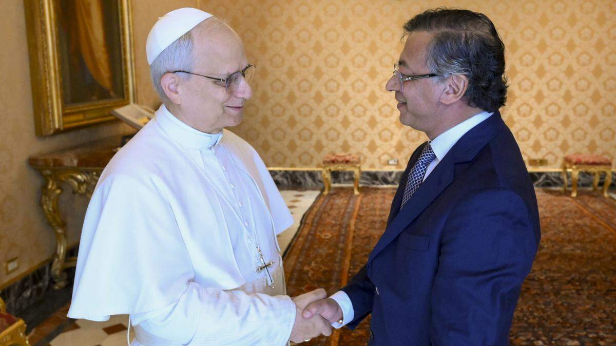 El papa León XIV recibe en una audiencia privada a Gustavo Petro, presidente de Colombia, en el Vaticano, el lunes 19 de mayo de 2025.