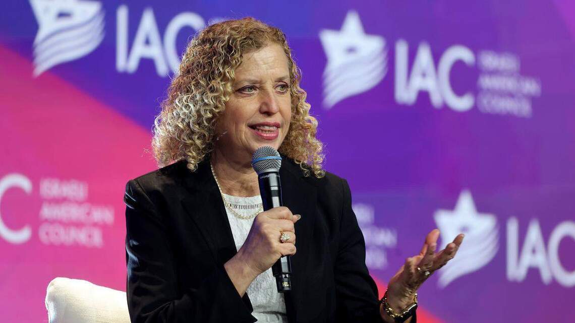 Debbie Wasserman Schultz desata polémica con su salto a un distrito históricamente negro