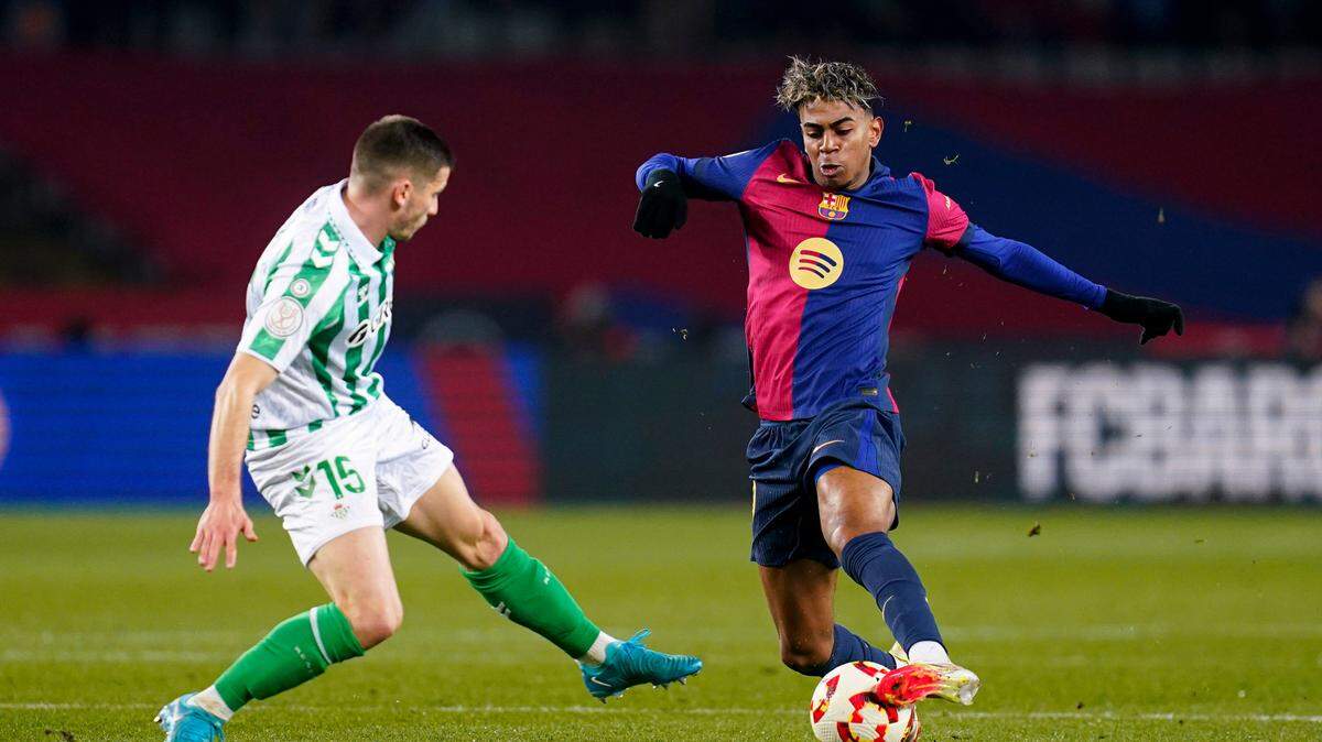 El delantero de Barcelona Lamine Yamal conduce el balón ante la marca de Lluis Companys, del Real Betis, en el partido celebrado el 15 de enero de 2025 en Barcelona.