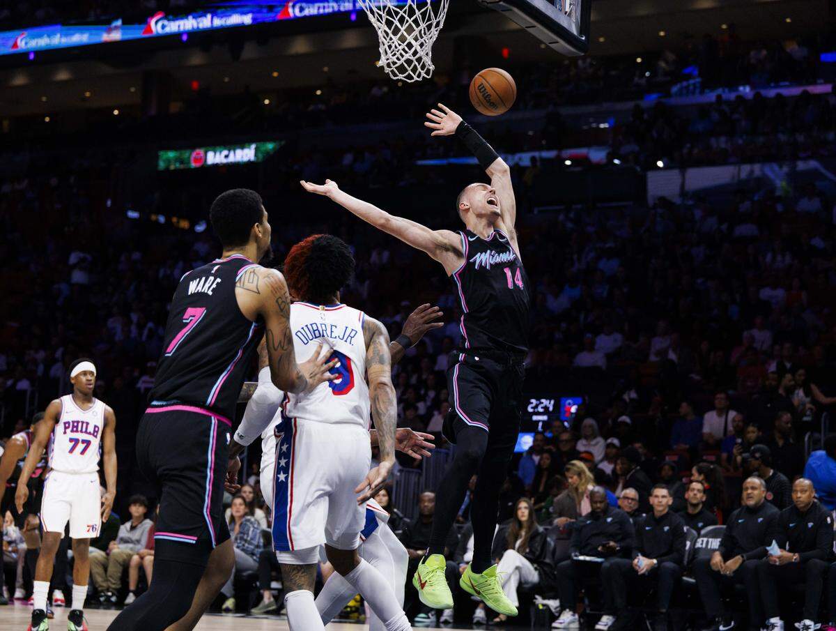 El escolta del Heat Tyler Herro (14) recibe una falta en el partido ante los 76ers de Filadelfia, celebrado el 31 de marzo de 2026 en Miami. 