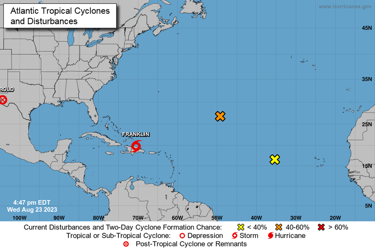 Los meteorólogos vigilan los restos de la tormenta Emily a cientos de millas de las Antillas Menores que podría regenerarse.
