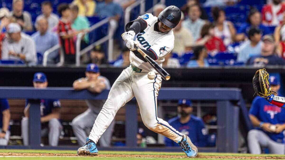 El segunda base de los Marlins Xavier Edwards batea un triple en el sexto inning del partido ante los Rangers de Texas, celebrado el 22 de junio de 2026 en Miami.