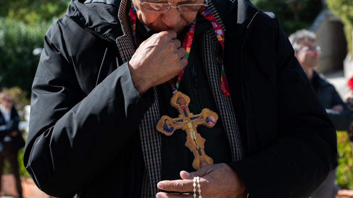 Un feligrés reza por la salud del papa Francisco frente al Hospital Gemelli de Roma, el domingo 2 de marzo de 2025. El Santo Padre ha sido hospitalizado desde el 14 de febrero tras sufrir una neumonía bilateral.