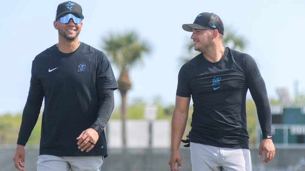 El primera base de los Miami Marlins Yuli Gurriel (izquierda) y el campocorto José Iglesias (derecha) antes de un entrenamiento en los campos traseros del complejo Roger Dean Chevrolet Stadium el viernes 10 de marzo de 2023, en Jupiter, Florida.