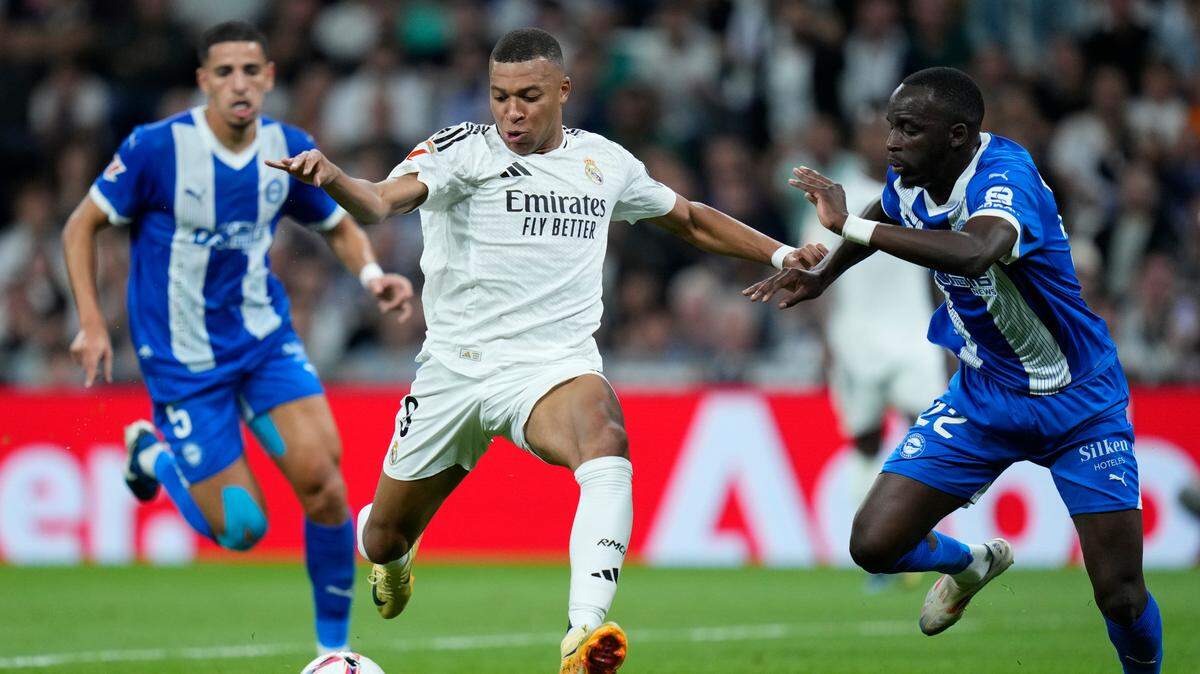 El delantero del Real Madrid Kylian Mbappé (centro) anotó un gol en el partido de la liga española ante el Deportivo Alavés, celebrado el 24 de septiembre de 2024 en el estadio Santiago Bernabéu.