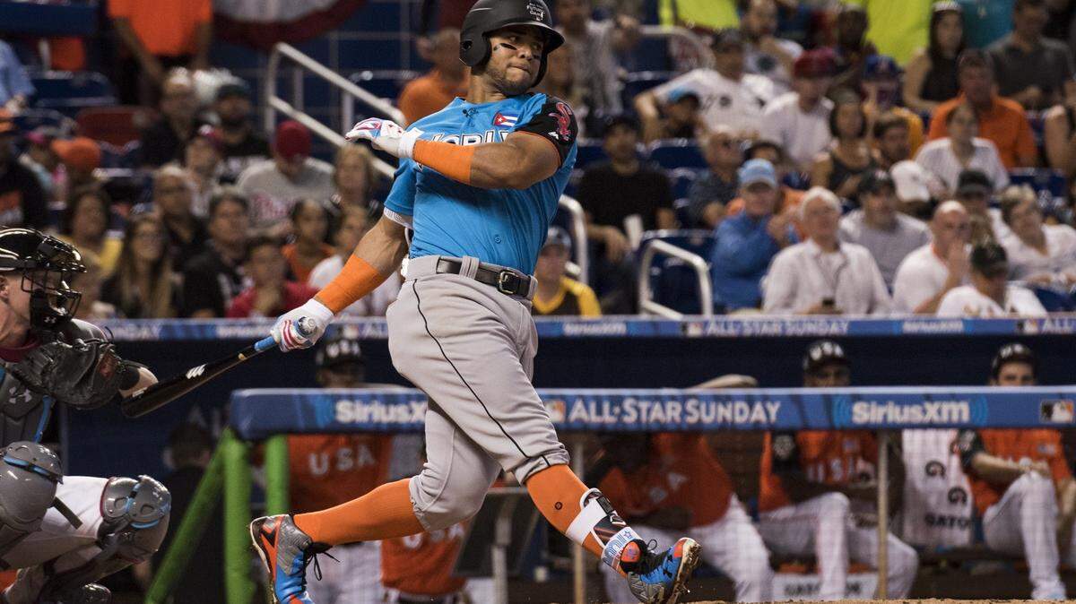 El cubano Yoan Moncada batea en el juego MLB Juego de Estrellas del Futuro en Marlins Park el 9 de julio de 2017. El antesalista de Medias Blancas jugará por Cuba en el Clásico.