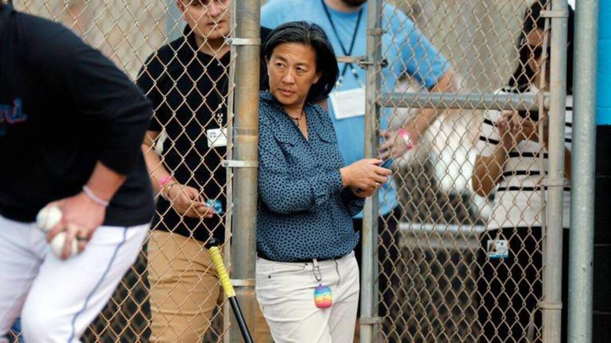 Kim Ng abandonaba su puesto de gerente general argumentando que su visión y la de Bruce Sherman sobre cómo estructurar el futuro del equipo no coincidían y por eso prefería no continuar al frente de las operaciones de béisbol.