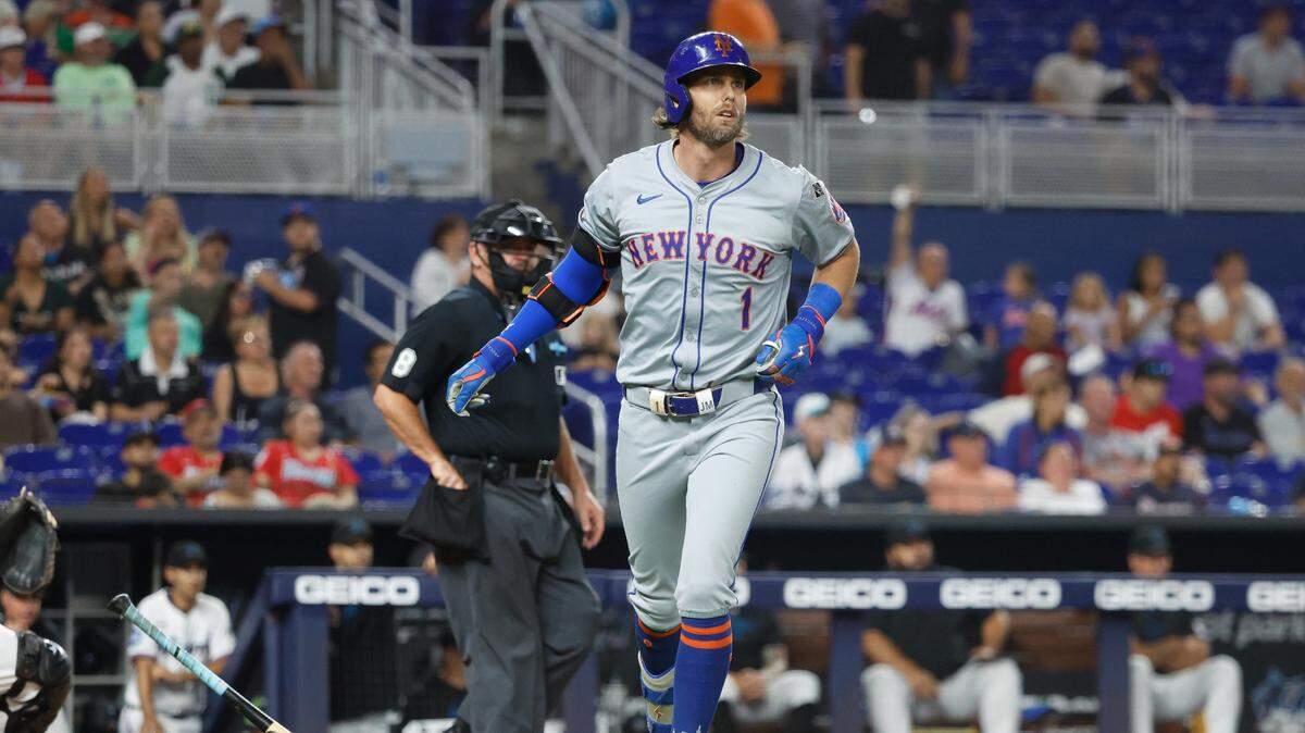 El segunda base de los Mets de Nueva York Jeff McNeil anota tras pegar un jonrón en el segundo inning del partido ante los Marlins, celebrado el 22 de julio de 2024 en Miami.