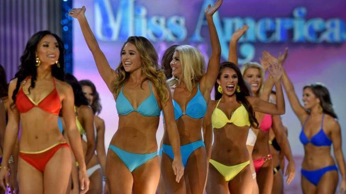 Concursantes en el escenario en la competencia de traje de baño durante la primera noche de los preliminares de Miss America 2018 en Atlantic City, N.J., el miércoles 6 de septiembre de 2017. El programa ya no incluye una sección de traje de baño.