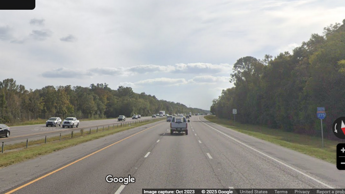 Una  mujer choca durante una emergencia médica y de repente otro conductor la ataca a tiros. El incidente ocurrió en la autopista I-275 cerca de Tampa.