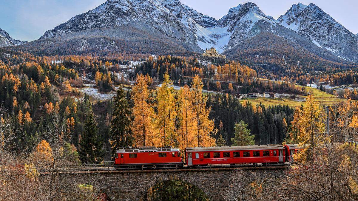 Los trenes suizos en general, como el Rhaetian Railway red train (no incluido en la lista de JR Pass), ofrecen en general paisajes otoñales que cortan el aliento. 