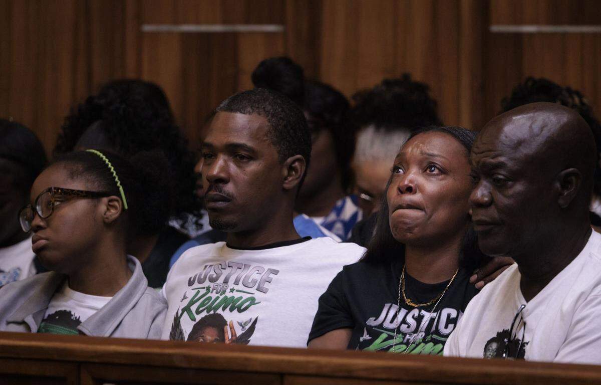 Nathalie Jean, madre de la víctima Yahkeim Lollar, y su padre, se sientan junto a sus familiares durante la audiencia de sentencia de Jahara Malik, el martes 5 de mayo de 2026, en el Edificio de Justicia Richard E. Gerstein en Miami.