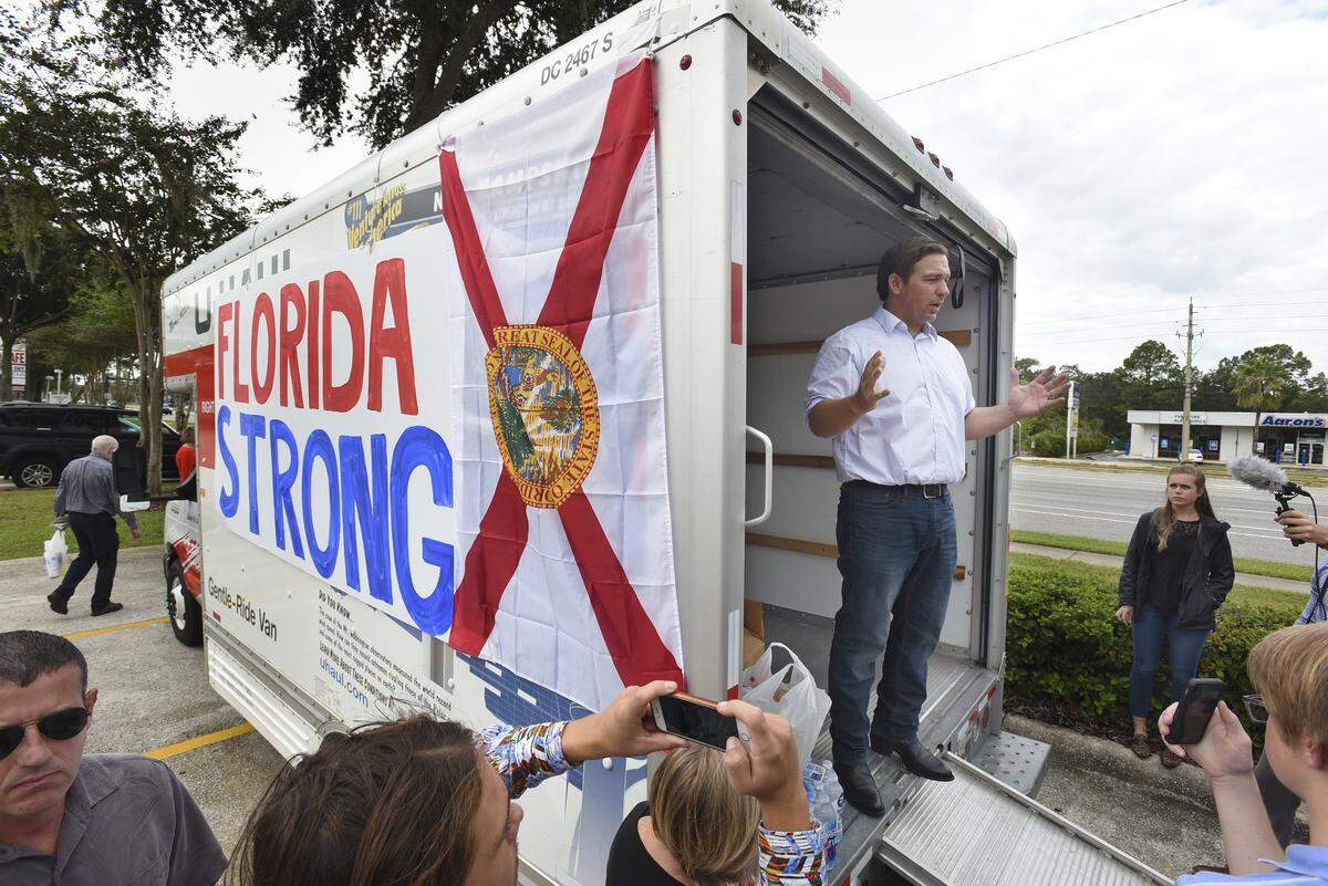 Ron DeSantis, candidato republicano a la gobernación de la Florida , aprovecha una mitin de campaña para participar en una campaña para recoger suministros para los damnificados por el huracán Michael en la zona noroeste de la Florida, el 10 de octubre del 2018, en un centro comercial en Jacksonville, Florida.