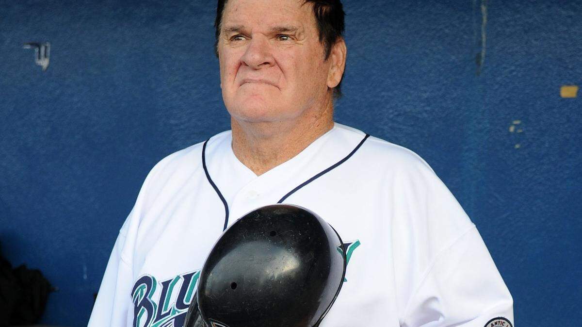 El ex jugador de béisbol de las Grandes Ligas Pete Rose representa el Himno Nacional en el banquillo antes de administrar el juego para el Bridgeport Bluefish contra los Lancaster Barnstormers en The Ballpark at Harbor Yard el 16 de junio de 2014 en Bridgeport, Connecticut
