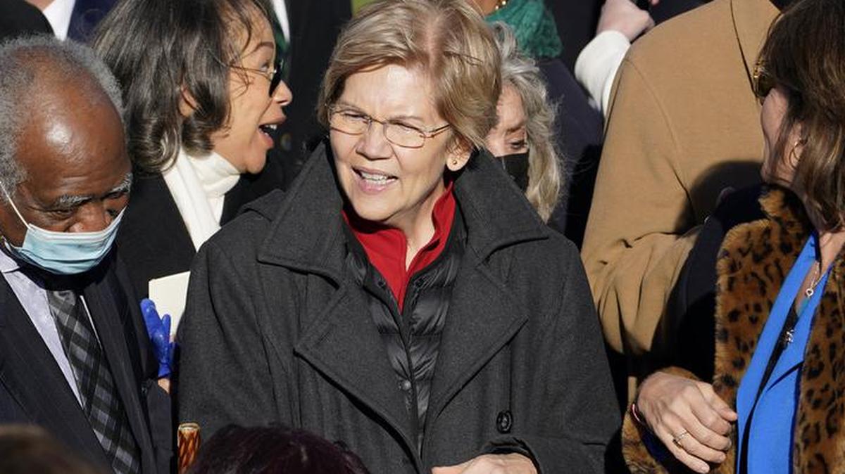 La senadora Elizabeth Warren, demócrata de Massachusetts, llega antes de que el presidente Joe Biden firme el proyecto de ley de infraestructura bipartidista de $ 1.2 billones durante una ceremonia en el jardín sur de la Casa Blanca en Washington, el lunes 15 de noviembre de 2021 (AP Photo / Susan Walsh)