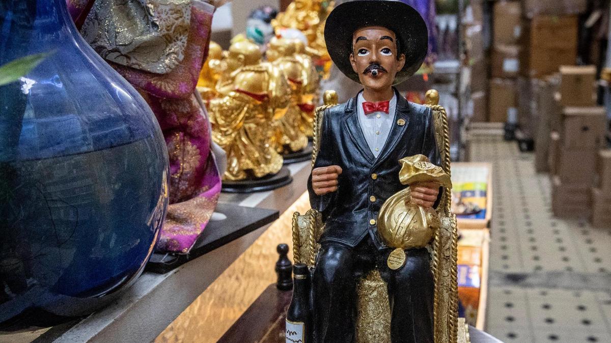 La imagen de San Simón, el santo guatemalteco, en Variedades Store M&N, en la Calle Ocho de La Pequeña Habana.