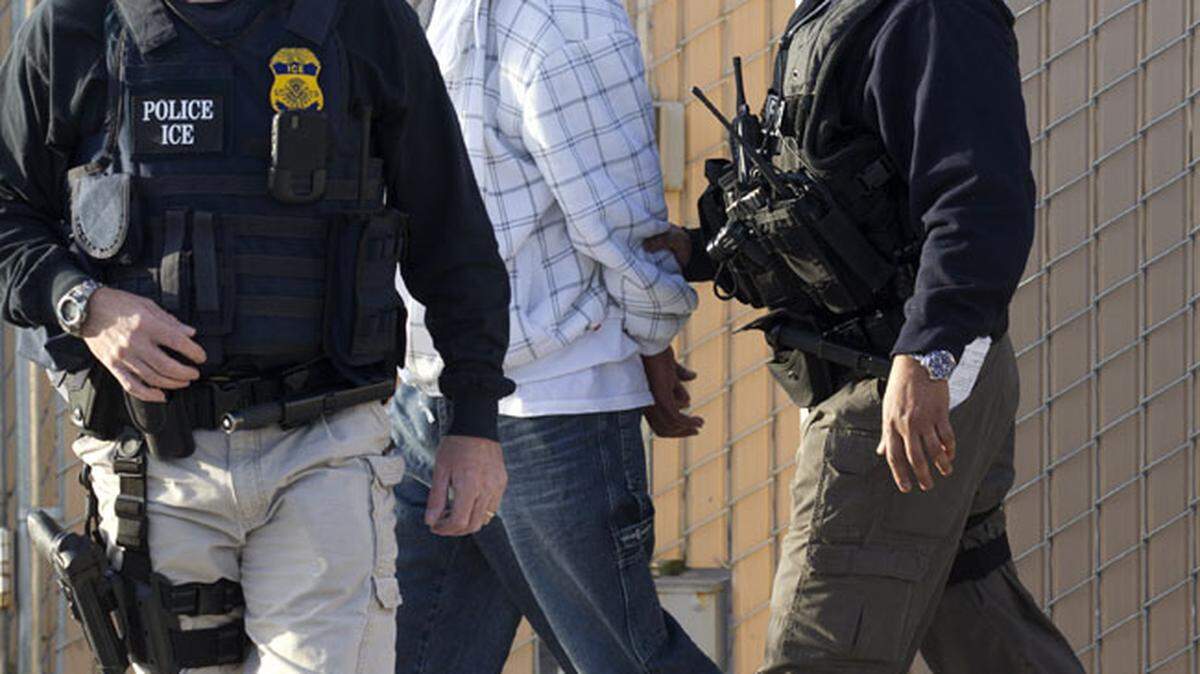 El Departamento de Seguridad Nacional en un operativo de deportación. 