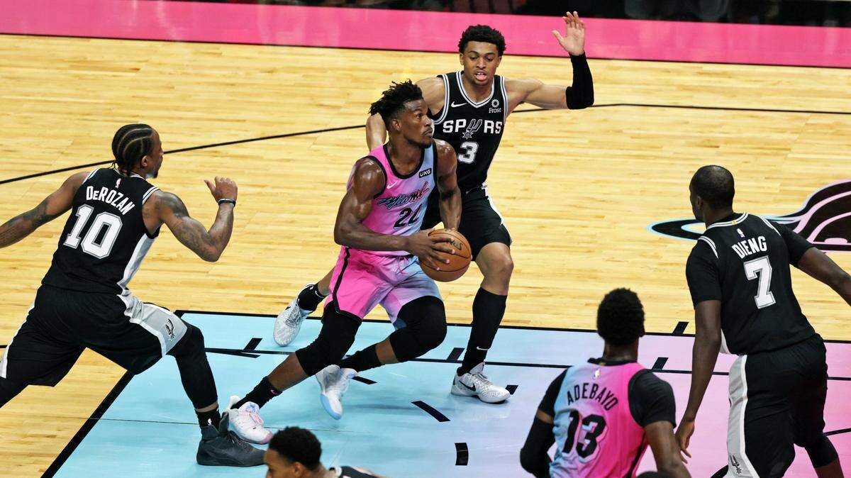 El jugador del Heat Jimmy Butler (22) entra al aro ante la defensa de los Spurs de San Antonio, en el partido celebrado el 28 de abril de 2021 en Miami.