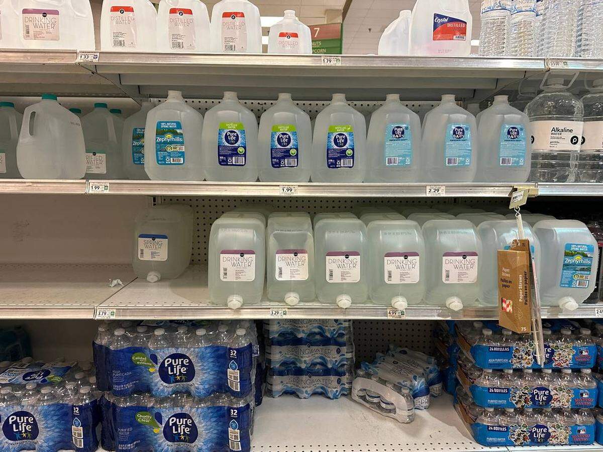 Botellas de agua embotellada en un Publix del área de Kendall el 19 de mayo de 2025. La marca de la tienda costaba $1.33 por galón. Las marcas conocidas rondaban los $1.99. 