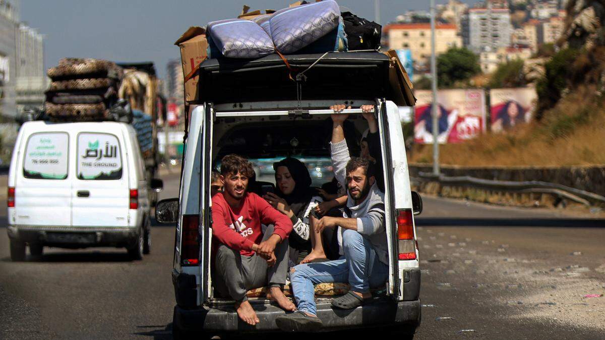 Una familia abandona la ciudad de Sidon, en el sur de Líbano, en donde han habido bombardeos israelíes, y se dirigen a Beirut, la capital, el miércoles 25 de septiembre de 2024. 