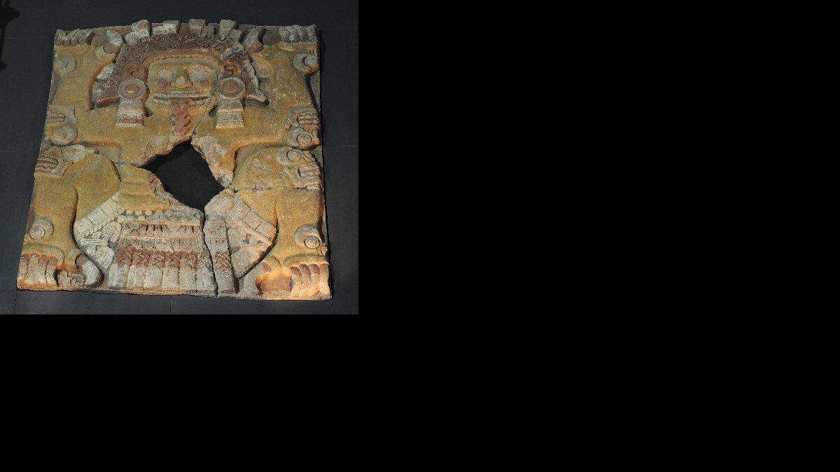 Fotografía del monolito de la diosa Tlatecuhtli tomada hoy, miércoles16 de junio de 2010, durante la inauguración de la exposición 'Moctezuma II: tiempo y destino de un gobernante' en el Museo del Templo Mayor en Ciudad de México. Esta muestra, integrada por cerca de doscientas piezas entre objetos prehispánicos que incluyen vasijas, alhajas y esqueletos de animales que formaron parte de ofrendas, describe la era de Moctezuma II, uno de los últimos emperadores aztecas. EFE/Mario Guzmán